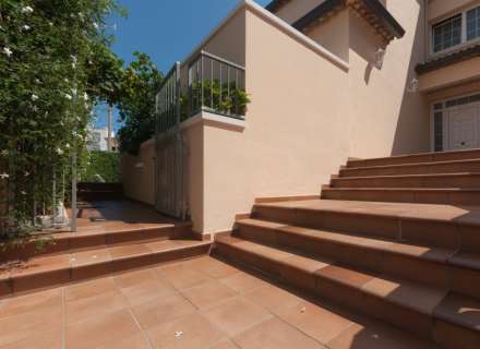 Gran casa amb piscina, garatge en un solar cantoner en zona tranquil·la.43
