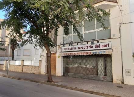 Carnicería totalmente equipada en la calle más comercial del Puerto de Llançà.7