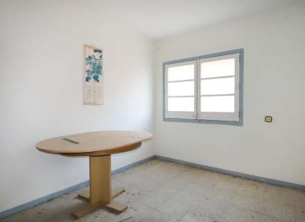 House with great potential in the center of Santa Llogaia4