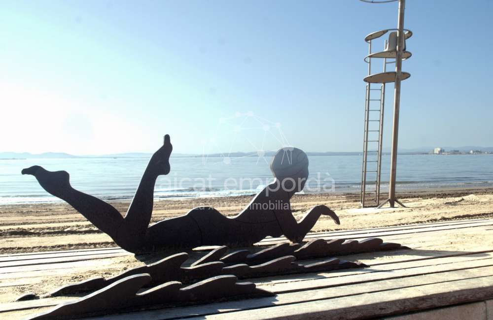 Oferta especial constructors! Edifici de 4 apartaments amb plànols d'edificació.17