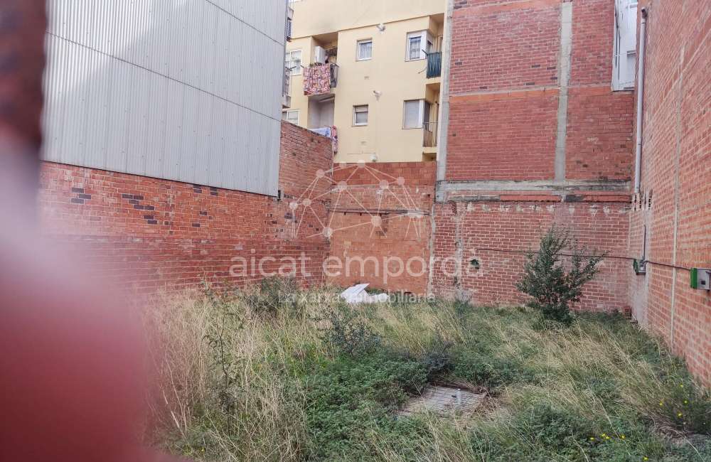Venta de terreno para construir un edificio en Figueres.3