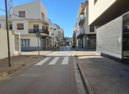 Carnicería totalmente equipada en la calle más comercial del Puerto de Llançà.10