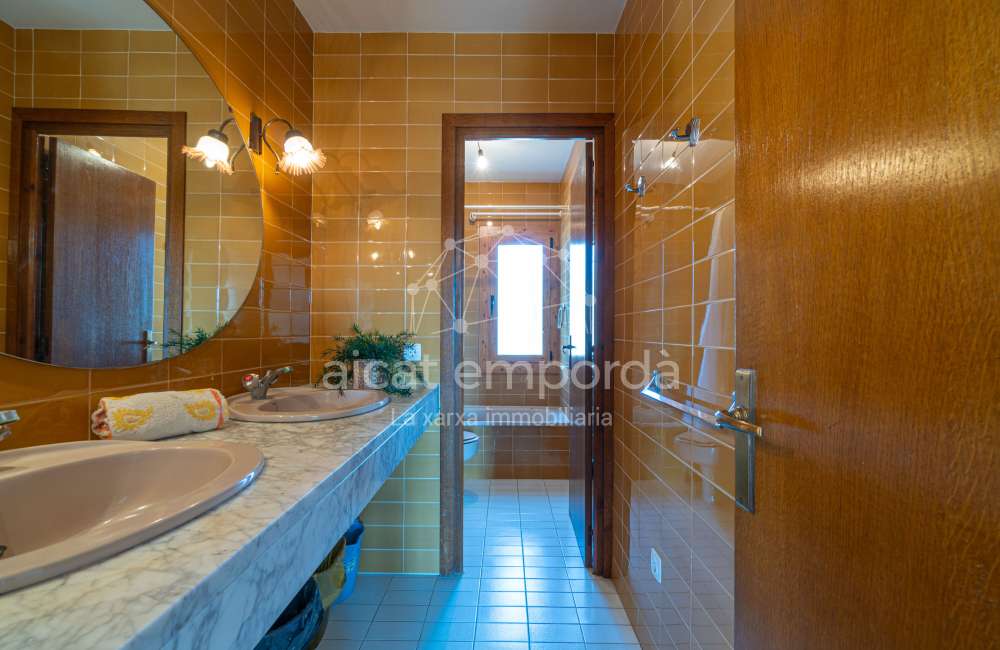 Maison/villa individuelle de style rustique, située à Bon Relax, à Sant Pere Pescador, à 1 km de la mer.45