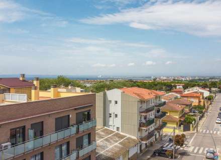 Spectacular duplex with 3 bedrooms plus a study and a 120m² terrace.3