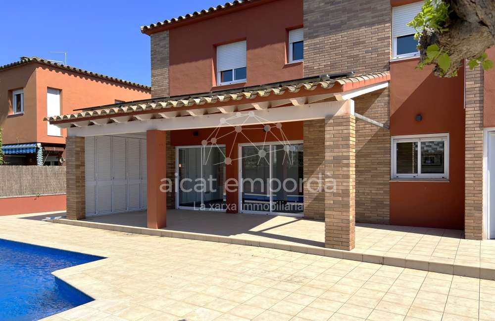 Excellente maison avec piscine privée dans un quartier très calme de Sant Pere Pescador.39