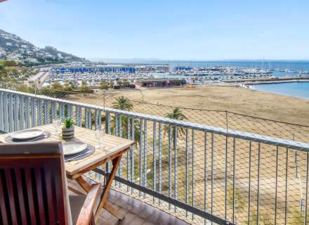 Apartment on the seafront. Avda De Rhodes10