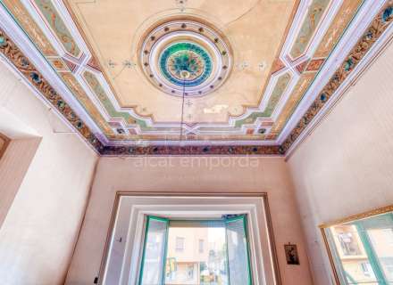 Building ideal for a small hotel, shopping center, or apartment building. Figueres Center. We have a summary of the current plan (PGOU).5