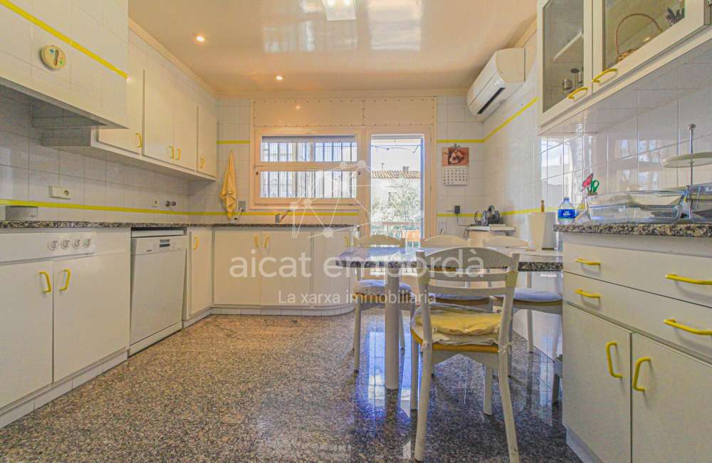 ¿Buscas una casa en Figueres con dos viviendas independientes?11