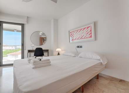 Ático en 1º línea con solárium, preciosas vistas y licencia turística.26