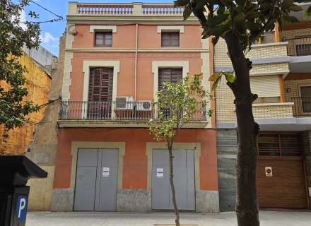 Edificio en centro ciudad de 496m2 en 3 plantas c/. Nou de Figueres0