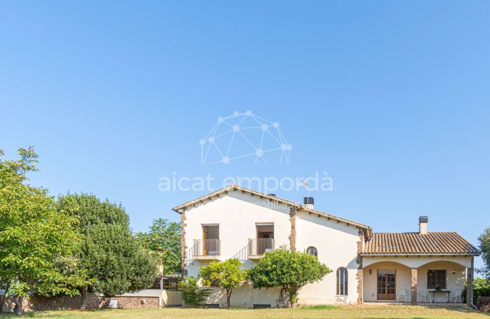 Maison/villa individuelle de style rustique, située à Bon Relax, à Sant Pere Pescador, à 1 km de la mer.1