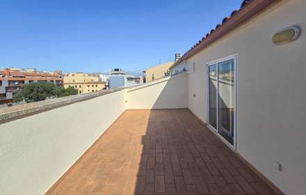 ático dúplex con parking y trastero en figueres.