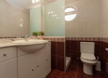 Gran casa amb piscina, garatge en un solar cantoner en zona tranquil·la.26