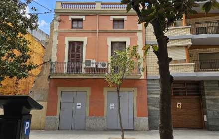 Edifici de 496m2 en 3 plantes al centre ciutat c/. nou de figueres