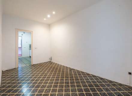 Building for sale in the pedestrian and commercial center of Figueres with high investment potential.20