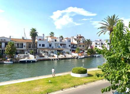 Apartament totalment reformat amb terrassa i vistes al canal a Empuriabrava21