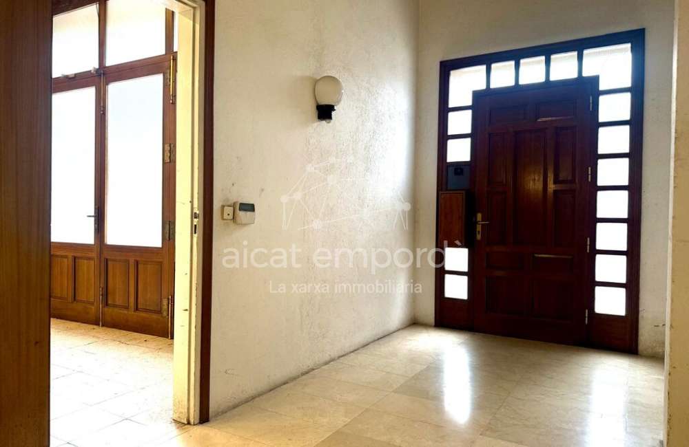 Figueres. Local comercial + soterrani en venda (C/Empordà).11