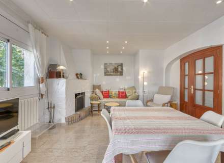 Gran apartament de 3 dormitoris amb boniques vistes a la muntanya a minuts de la platja.12