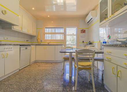 Busques una casa a Figueres amb dues vivendes independents?11