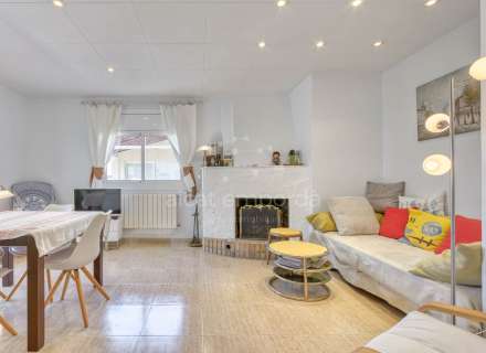 Gran apartament de 3 dormitoris amb boniques vistes a la muntanya a minuts de la platja.9