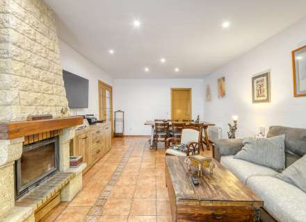 Calidez y tranquilidad es lo que ofrece esta amplia vivienda.0