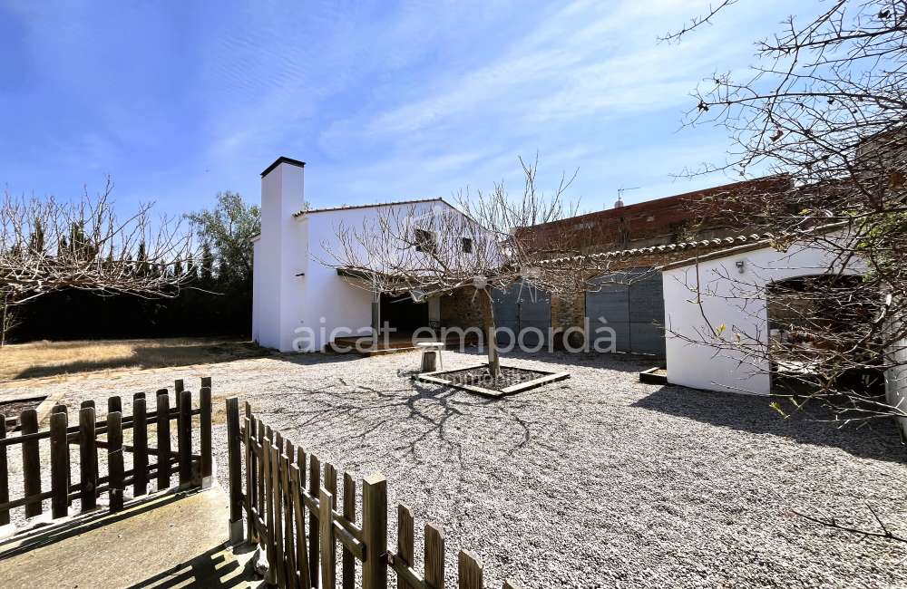 Maison moderne avec jardin et fort potentiel à Pontós.35