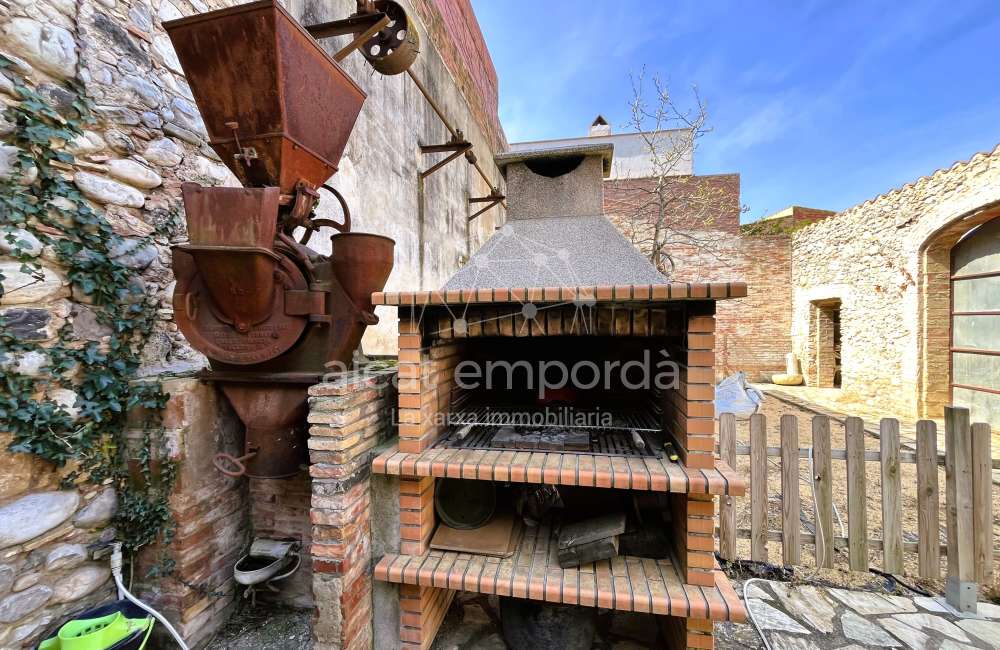 Maison moderne avec jardin et fort potentiel à Pontós.40