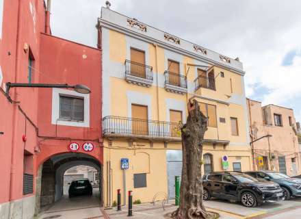 Venda d'EDIFICI COMPLET al centre de LA JONQUERA.2