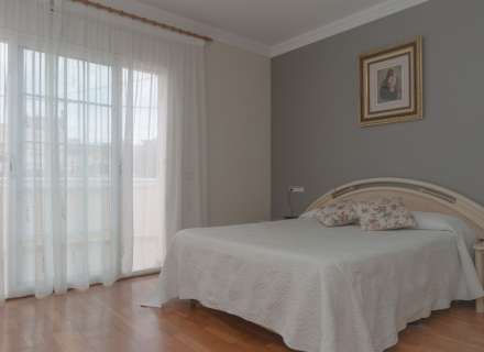 Gran casa amb piscina, garatge en un solar cantoner en zona tranquil·la.31