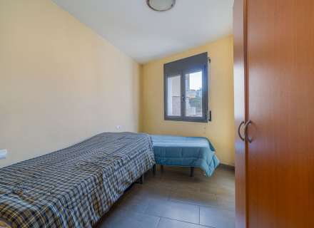 Apartament modern amb piscina comunitària i plaça d'aparcament.11