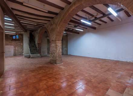 Building for sale in the pedestrian and commercial center of Figueres with high investment potential.4