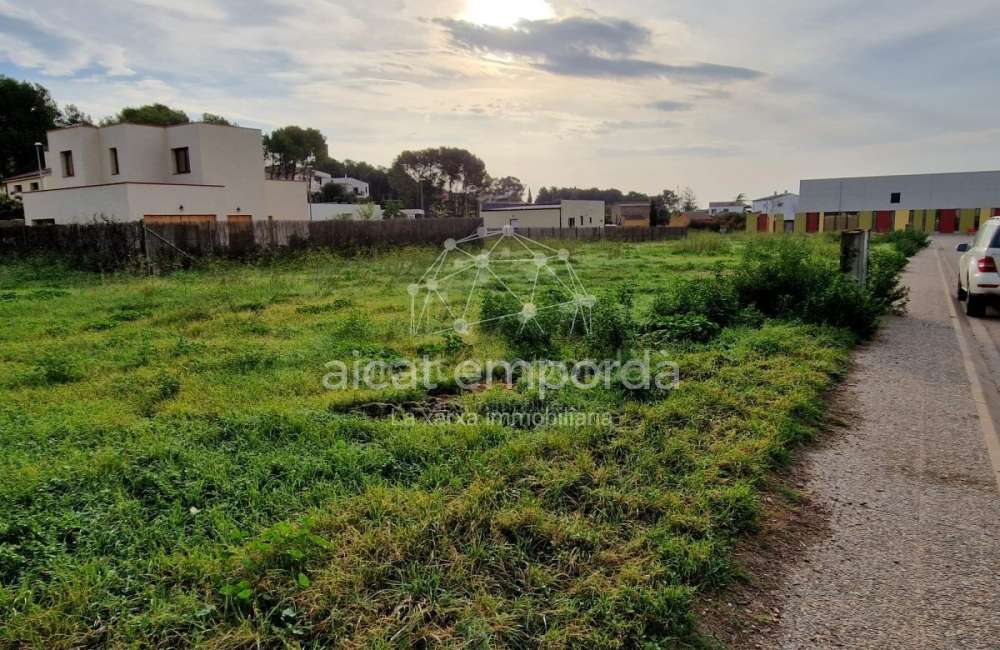 Gran parcel·la doble de 1604m2 per construir la teva casa amb piscina i perfecte jardí. Una oferta especial!13