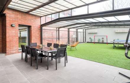 Amb llicencia turística. edifici panna. avda salvador dalí.