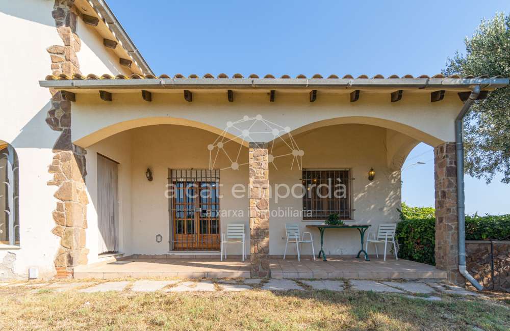 Maison/villa individuelle de style rustique, située à Bon Relax, à Sant Pere Pescador, à 1 km de la mer.2