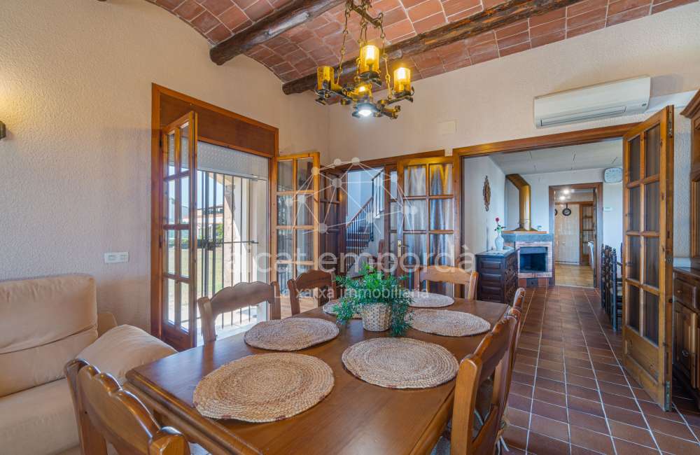 Maison/villa individuelle de style rustique, située à Bon Relax, à Sant Pere Pescador, à 1 km de la mer.9