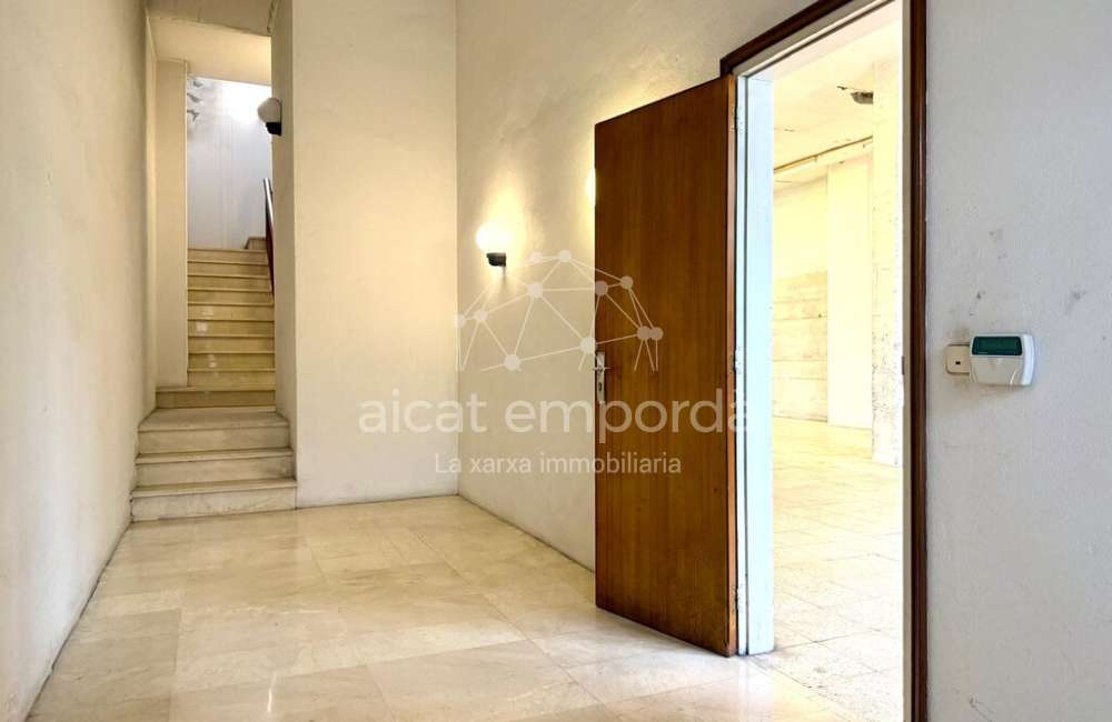 Figueres. Local comercial + soterrani en venda (C/Empordà).13