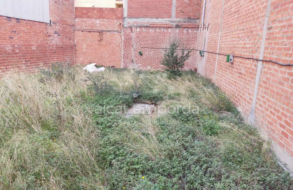 Venta de terreno para construir un edificio en Figueres.4