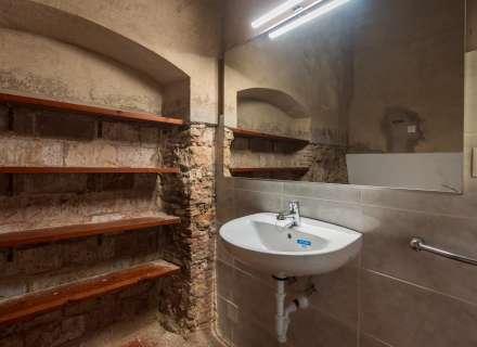 Building for sale in the pedestrian and commercial center of Figueres with high investment potential.11