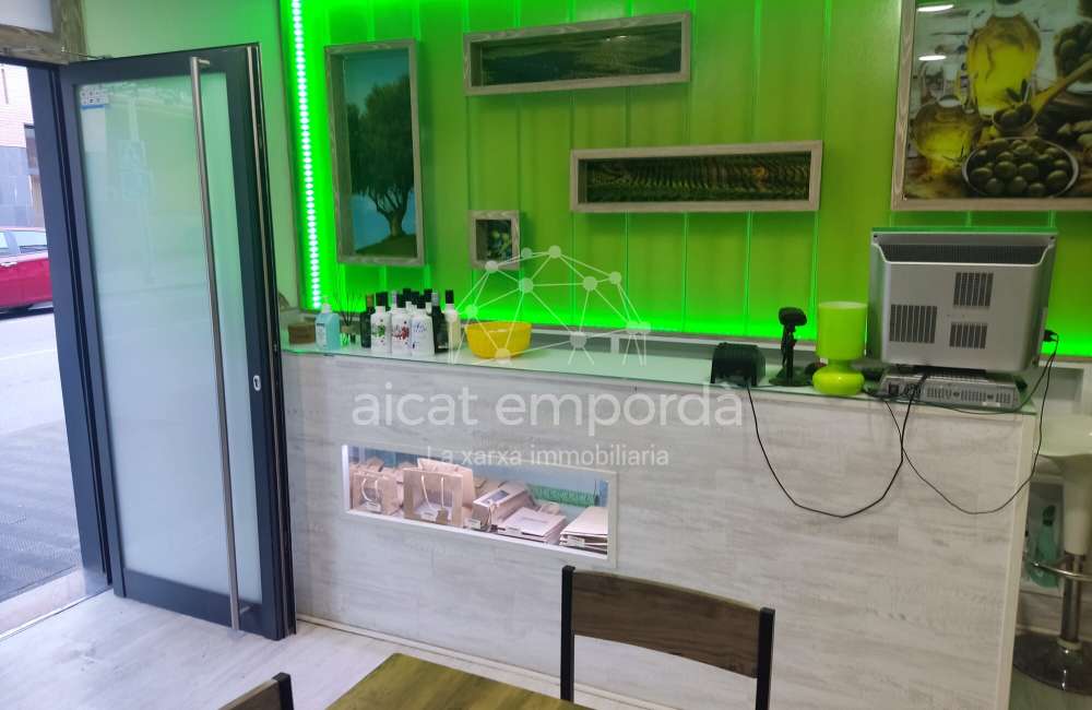 Oportunitat de local comercial a prop del mercat de Roses.3
