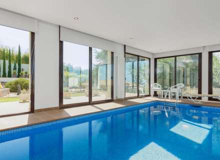 Magnifique maison moderne à Pau, située dans un quartier calme et privé de la Costa Brava.11