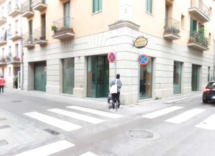 Local a peu de carrer a pocs metres de la plaça de la Palmera20