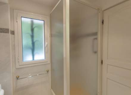 Casa amb jardí i dos apartaments.9