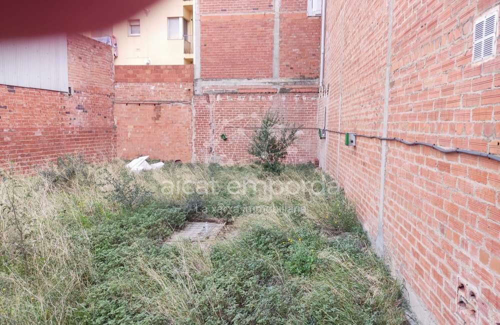 Venta de terreno para construir un edificio en Figueres.6