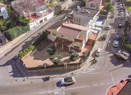 Fantàstica casa moderna amb piscina, cuina exterior ia poca distància a peu de la platja.16
