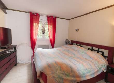 Casa amb jardí i dos apartaments.5