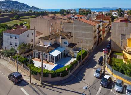 Gran casa amb piscina, garatge en un solar cantoner en zona tranquil·la.47