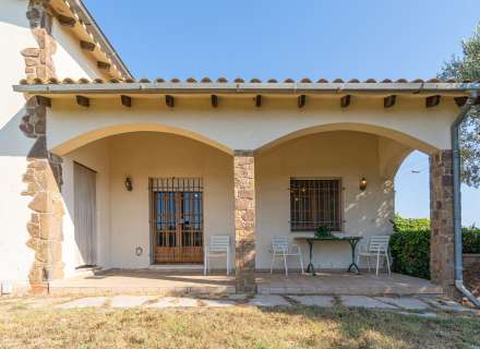 Maison/villa individuelle de style rustique, située à Bon Relax, à Sant Pere Pescador, à 1 km de la mer.2