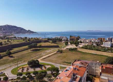 Gran casa amb piscina, garatge en un solar cantoner en zona tranquil·la.50