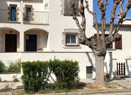 Casa adossada a prop del mar a la Urb. Amfora, Sant Pere Pescador1