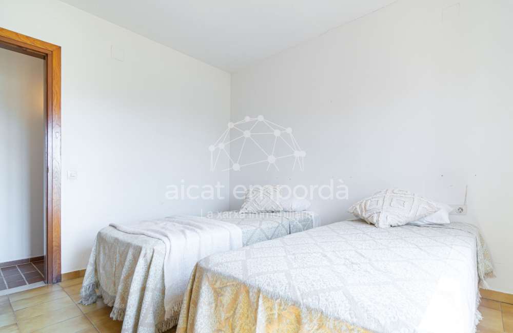 Maison/villa individuelle de style rustique, située à Bon Relax, à Sant Pere Pescador, à 1 km de la mer.35